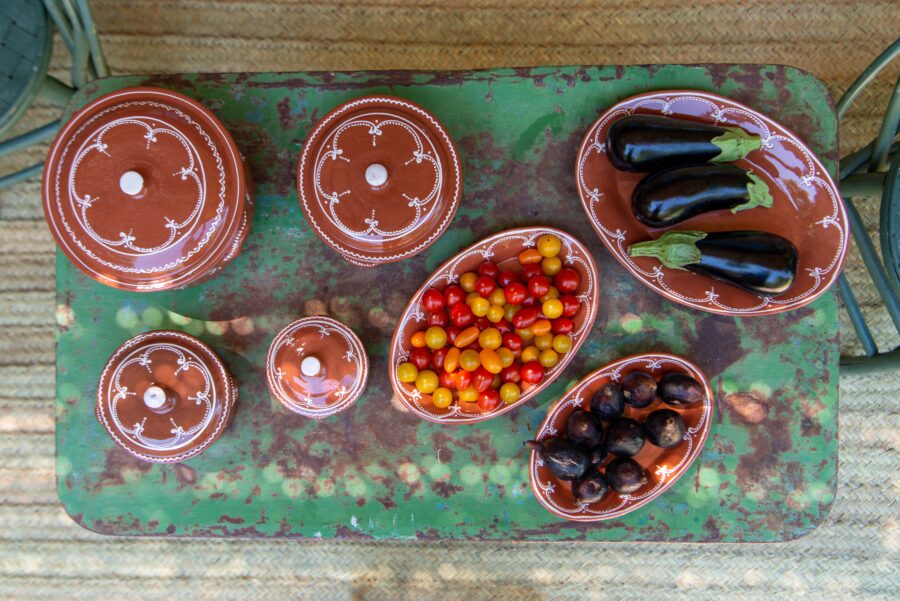 vaisselle en terracotta, couleur marron, assiettes de différentes tailles et des casserolles