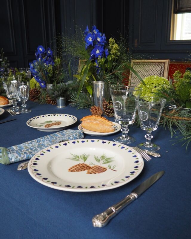New plate featuring a delightful design of pine cones, perfect to serve autumn recipes 🍂🐿 #tableset #dishware #ceramique #handcrafted #casalopez #paris #decorationinterieur #decor 
#inspo #home #interiordecor #interiordesign #discover