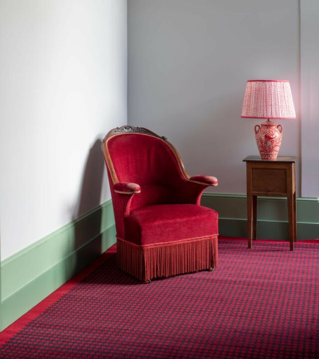 Inspired by the spirit of British colleges, this polypropylene rug brings an interesting touch to your home 👁 #tapis #tissu #casalopez #paris #decorationinterieur #decor #inspo #home #rug #fabric #interiordecor #interiordesign #discover